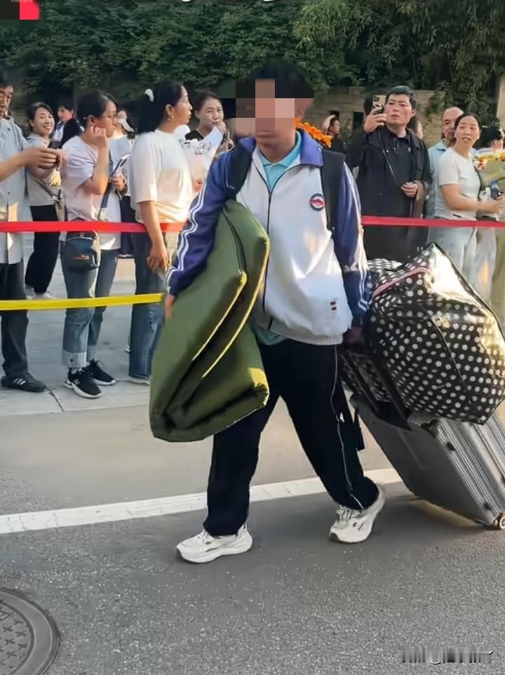 这孩子一出门都懵了！同样是高考结束放假，咋别人都有家长来接的，而自己只能一个人