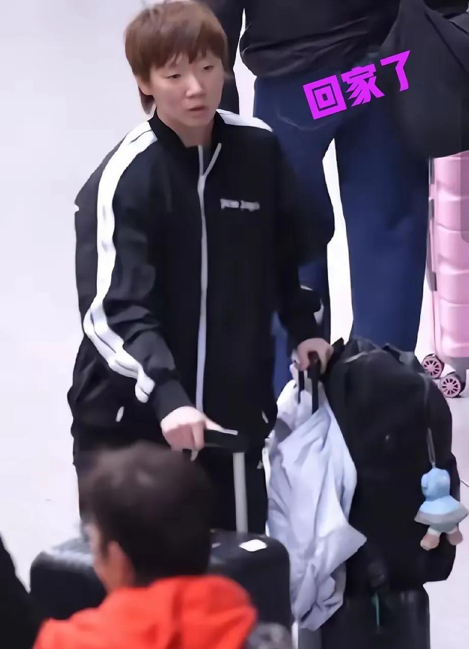 王曼昱回北京了，身边没跟着徐弈，瞅着倒是有点不习惯，一个人愣愣的。瑞典那站打得