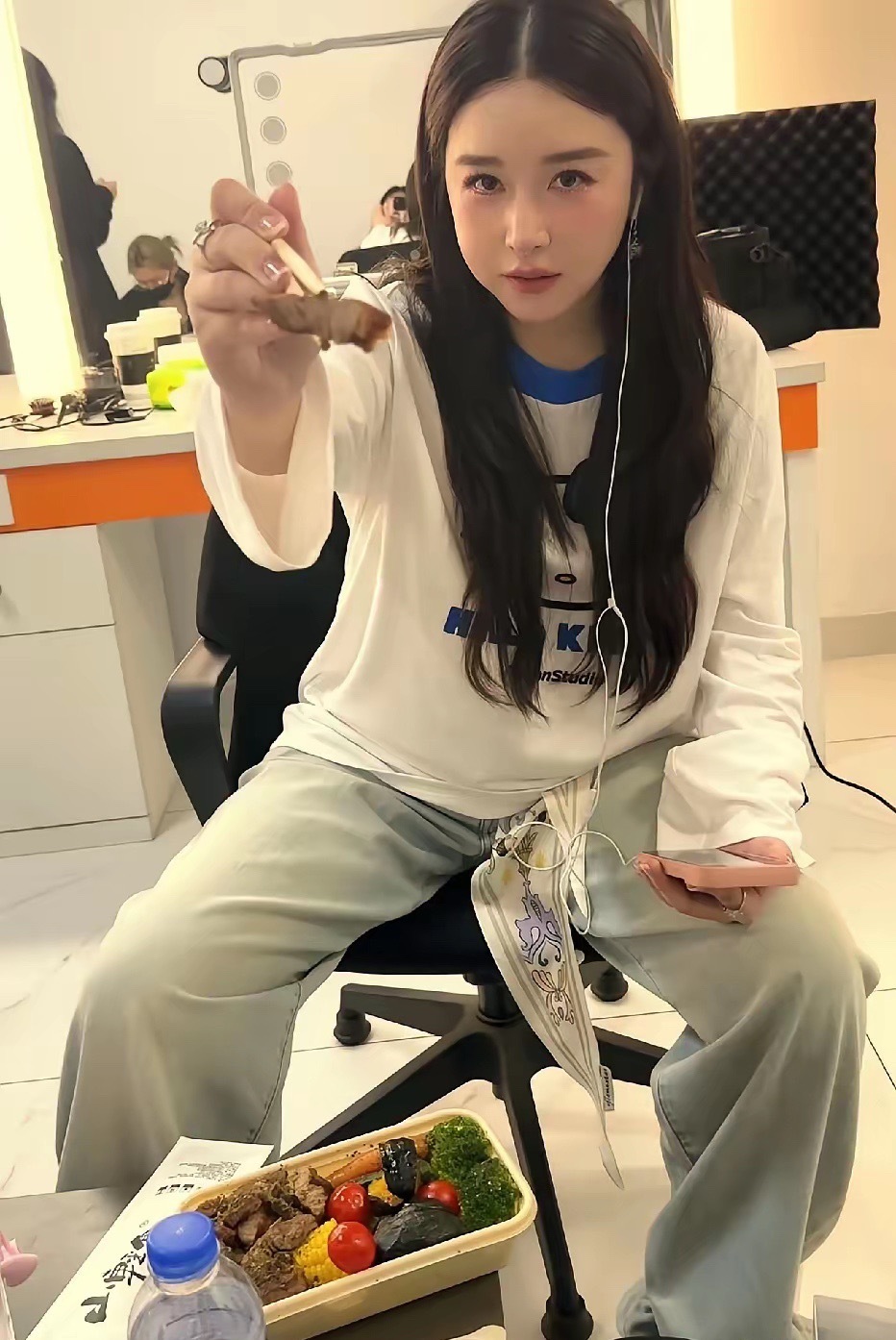 阚清子姐姐这减脂餐也太真实了！化妆间里直接开吃，牛肉、西兰花、小番茄、玉米，全是