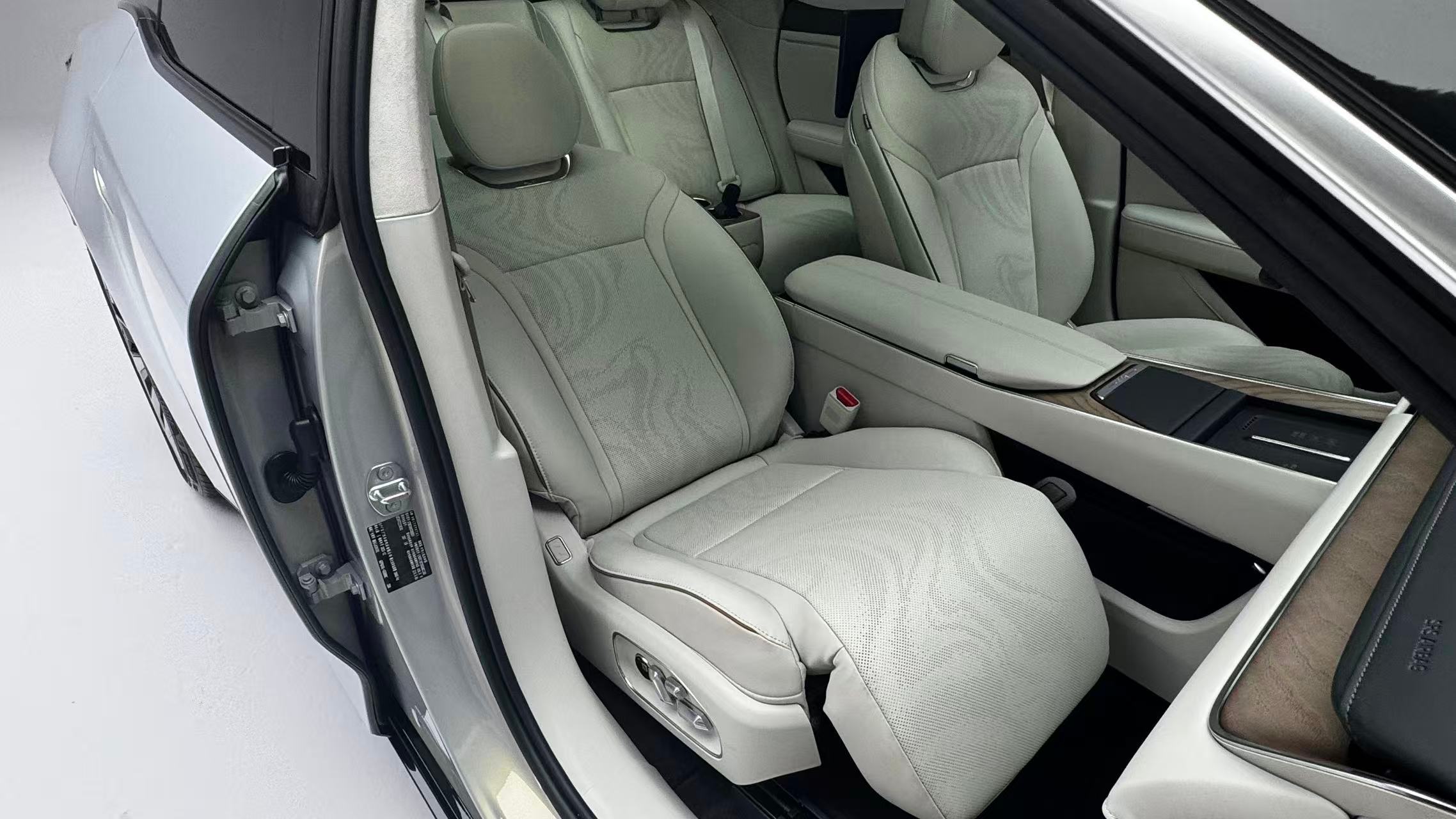 看了一台非常“超标”的新车：丰田铂智7，定位D级纯电旗舰，车长超5米、轴距超3米