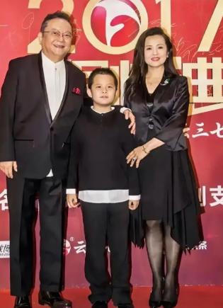 77岁王刚兜里揣着速效救心丸，还在为了17岁的儿子王一丁全国各地连轴赶场。荧幕