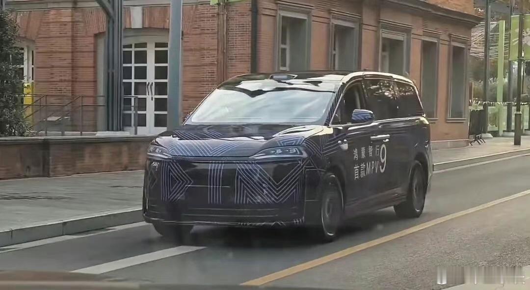 鸿蒙智行首款旗舰MPV长这样？虽然官方海报中，新车还处于神秘状态，但近日，智界V