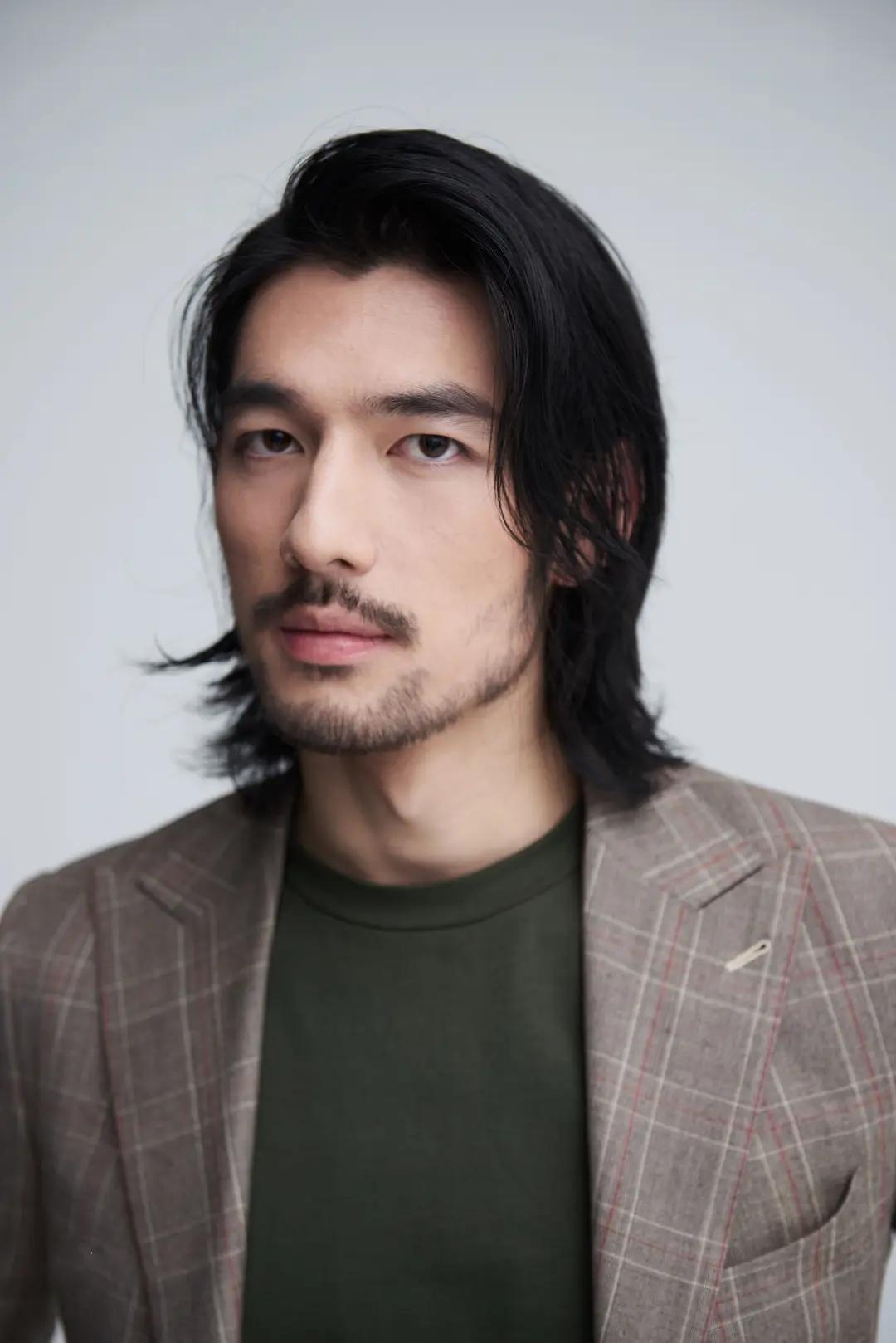 被全网追着喊帅的倪寒尽，狠狠打了内娱“花美男”一记耳光。央视八套《醒来》播完，最