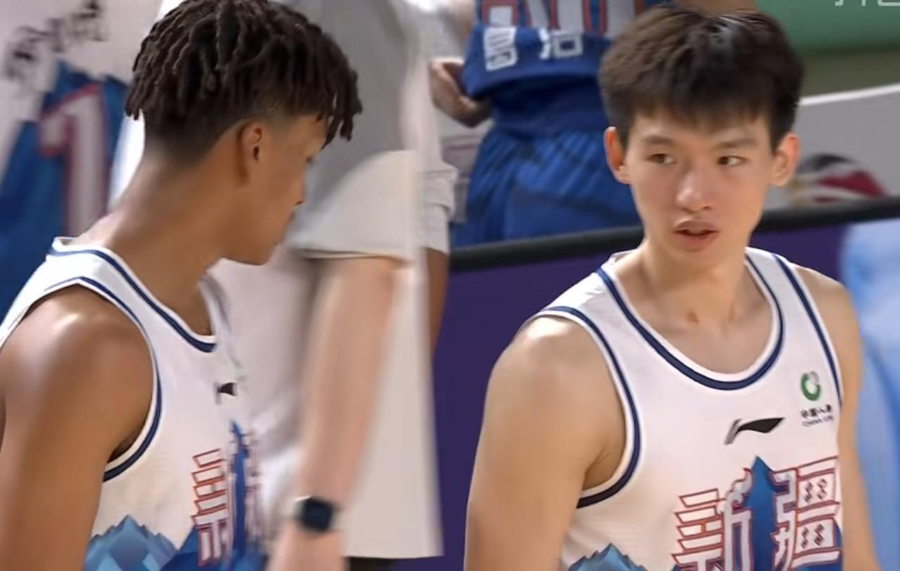 CBA潜力赛新疆战胜山东据说现在的新疆男篮的更衣室，出现了很大的问题！连续四场2