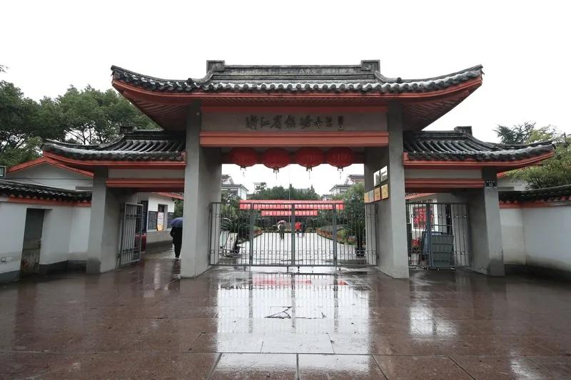 教师分三个阵营，敬业的、不敬业的和平庸型的。我经常给身边的朋友说，给孩子选老师