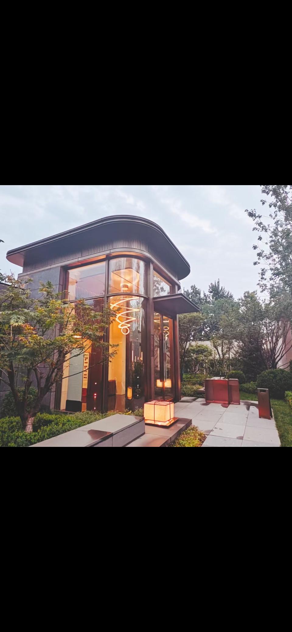 这个问题不会有统一答案！房价跌到多少都会有人买不起，要想所有人都能买得起房也不