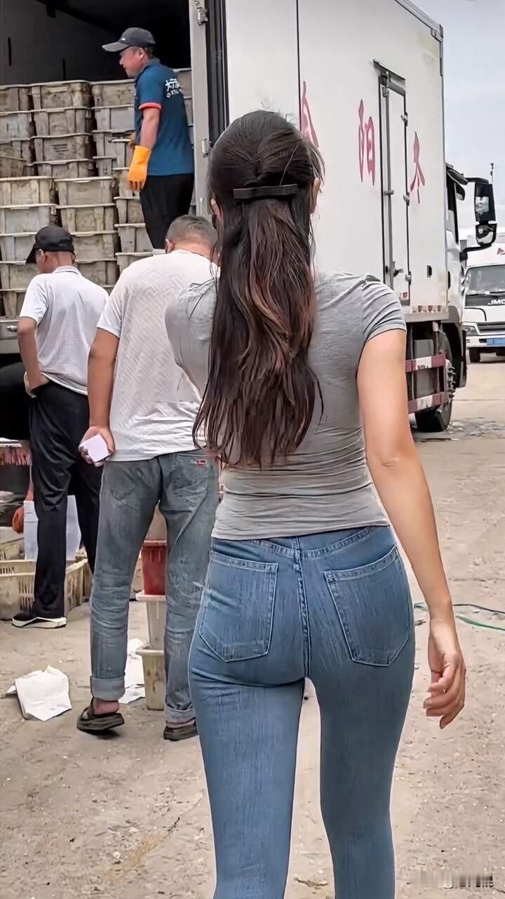 好身材，俏脸蛋的美女👩🏻‍🦰，从事鱼🐟类水产销售的工作，会比身形一般，相