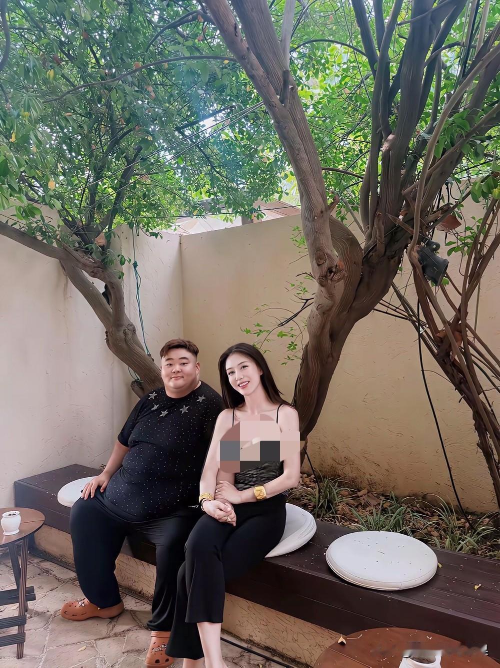 不怪小伙子一脸幸福，换谁谁不是！