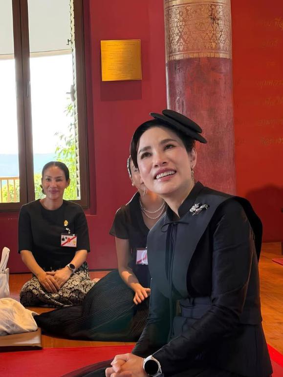 泰国贵妃罕见换风格，穿纱裙戴礼帽，全新造型焕然一新；2月11日泰国贵妃诗妮娜出现