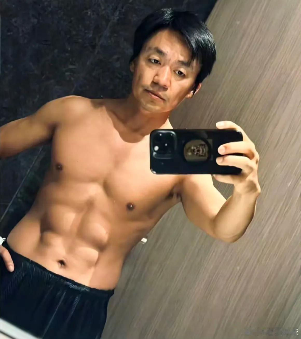 王宝强身材竟然这么好，还有四块腹肌呢，40岁的他身材还能保持这么好，也是很自律了