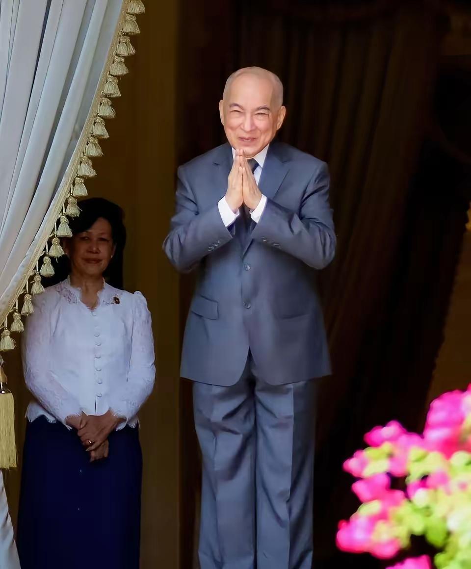 这是近来西哈莫尼国王和阿伦公主接见洪森的儿媳妇的相片。国王这20年真的老了，对