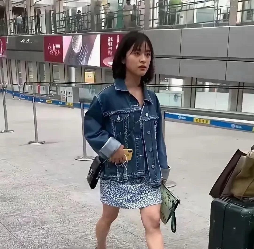 沈月的脸救了这个身材，但凡换张脸，完全是灾难​​​