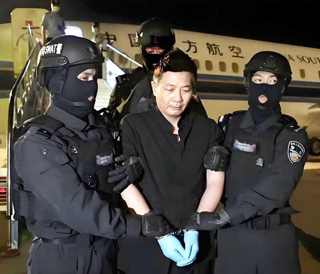 谁敢信？刚在央视露脸的“侨界楷模”刘忍，转眼间被警车押回国，成了千夫所指的大电诈