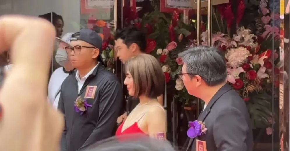 苍老师出来出摊了，身材依然火辣。