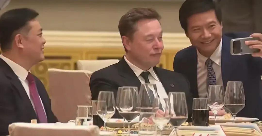 三大佬晚宴同框！私下状态太真实了！世界欢迎晚宴名场面！马斯克、库克、雷军