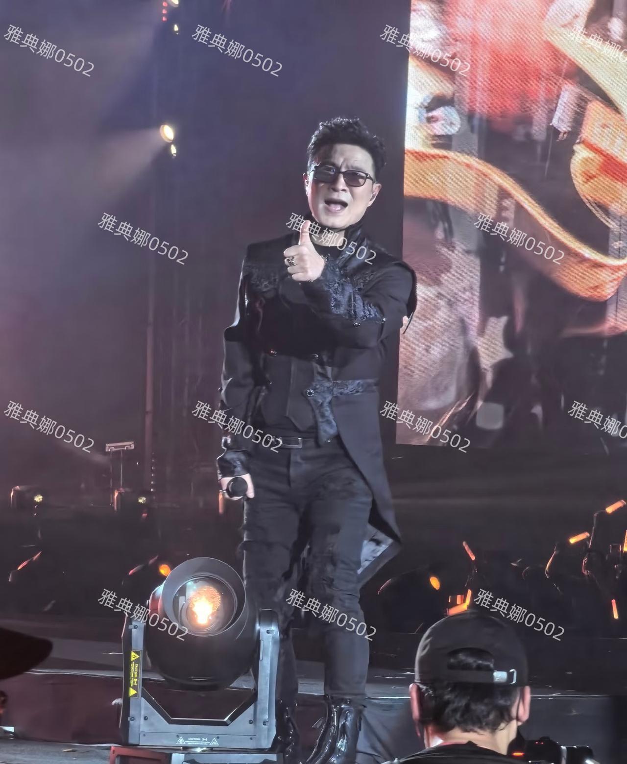 54岁。皮裤。紧身黑T。汗水浸透的布料勾勒出的，不是肌肉线条。汪峰「UN