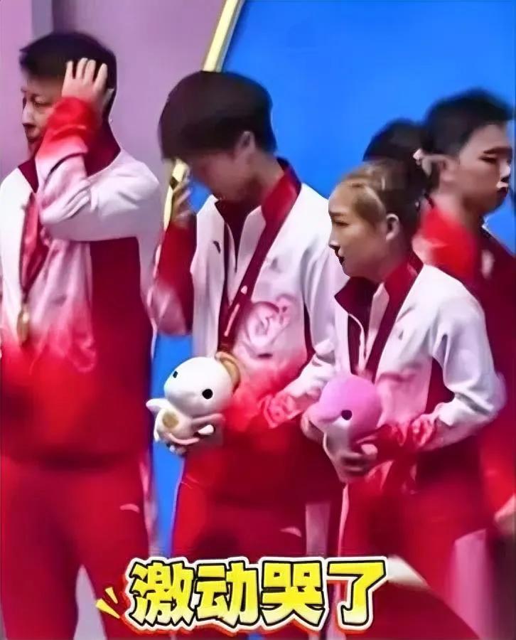 高远哭了！颁奖现场泪洒金牌背后故事让全网破防……昨晚颁奖礼上，他捧着金牌