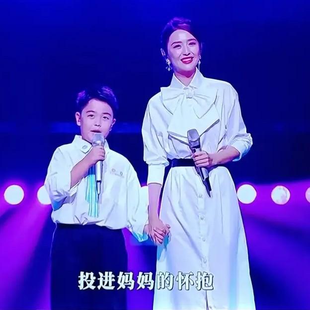 佟丽娅怕是憋了一肚子火自己儿子像爸也就算了但更让她想不通的是，这孩子竟然连小