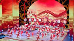 外籍人士来国内参加地方春晚合适吗？他们为啥国内捞金国外花？昨晚看