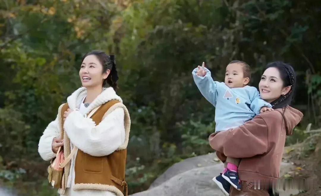 同一档节目里，林心如的衣服，价格是谢娜的一百倍。​​​