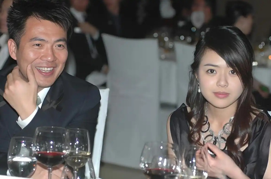 2006年，黄健翔在妻子孙颖手术后不久，就提出离婚，孙颖泣不成声:“我17岁就跟