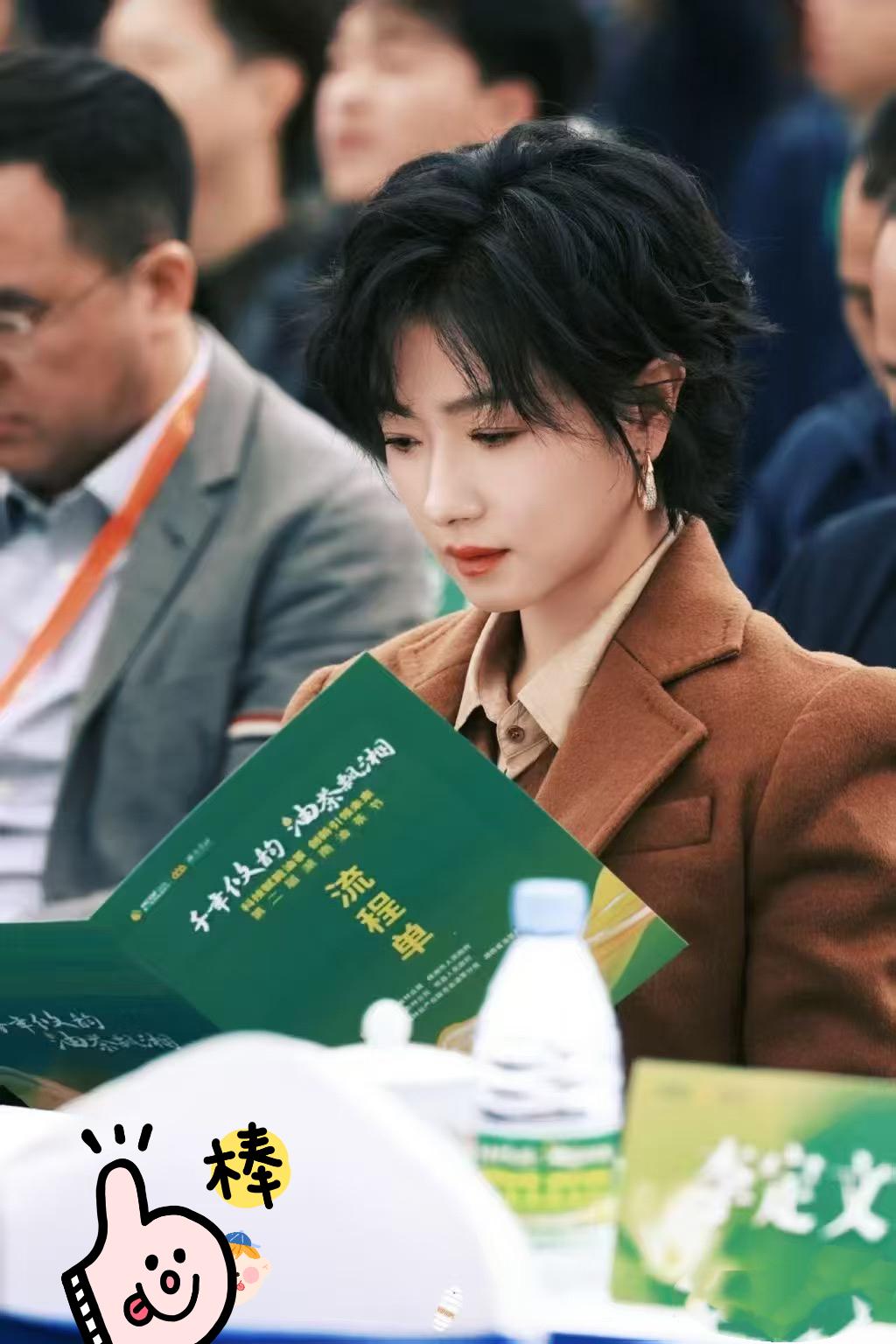 万茜！万茜！最“干净”的女演员！万茜一身干练造型现身湖南