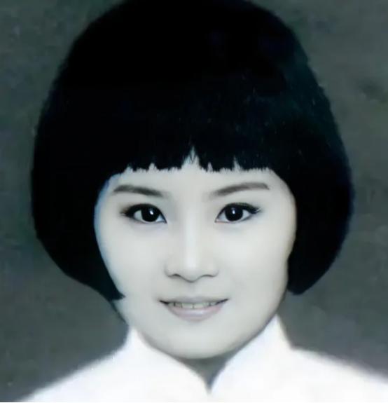 1931年厦门刑场，怀胎八月的梁慧贞被押赴刑场，她缓缓摘下腕间金表，轻轻塞给刽子