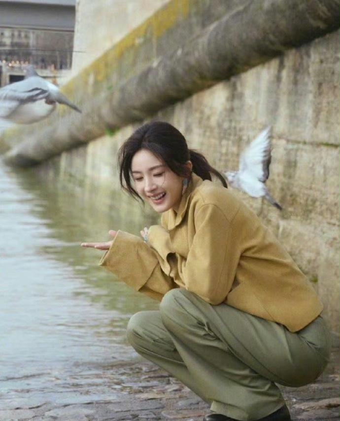 原来杨幂这张美照，竟是因被鸽子惊到而拍下的？