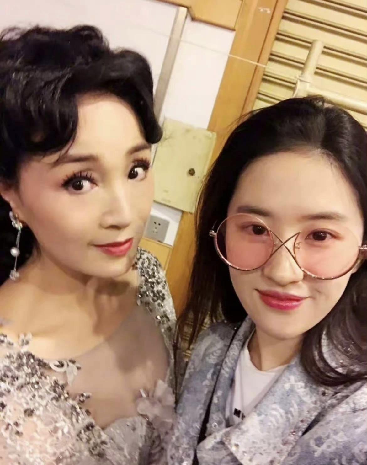 刘亦菲的小姨周雯琼优雅大方，长得好漂亮啊。刘亦菲是娱乐圈的大美人，她的妈妈长