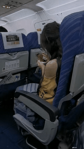 网络上的美图只要是在上面的，一定是经过了重重考验的。小姐姐高铁上在修图，这