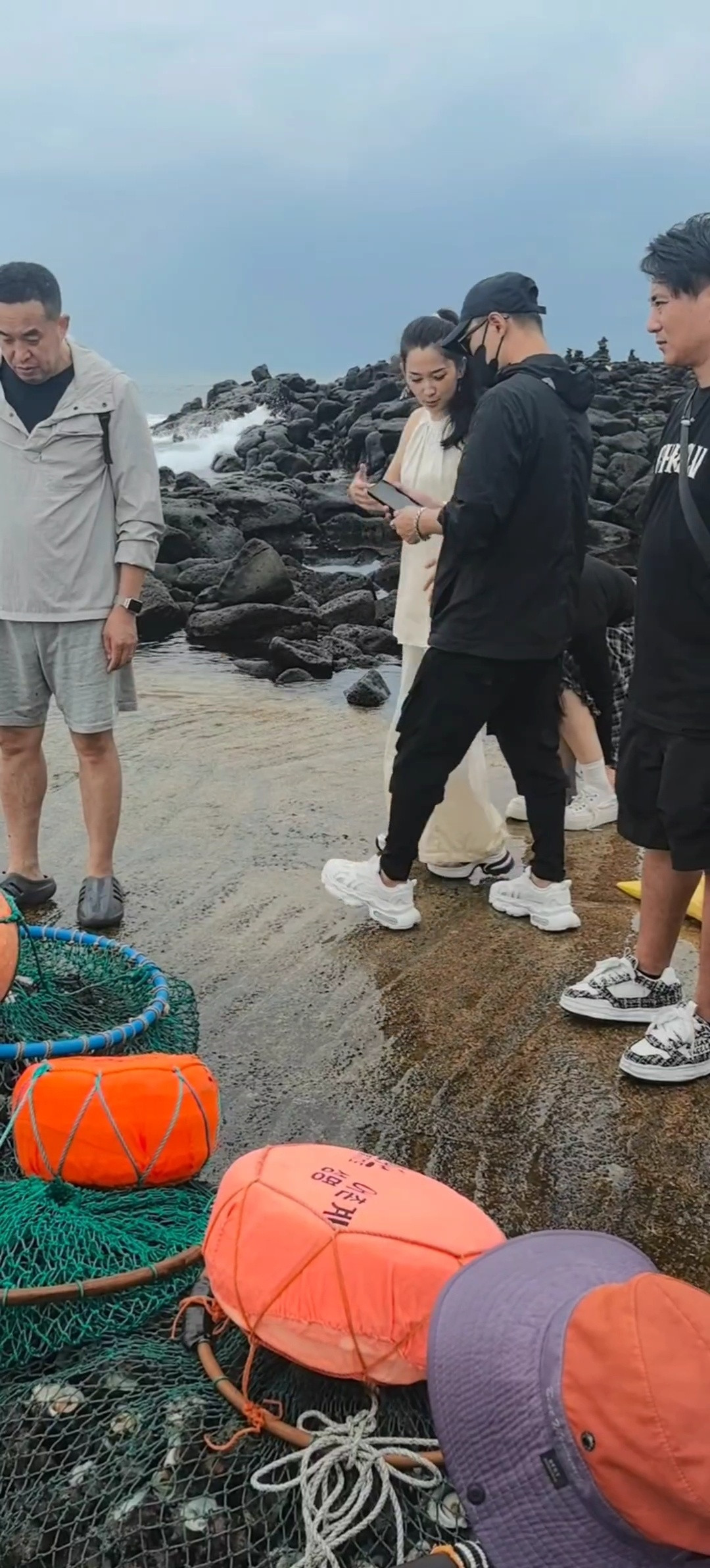 韩国济州岛偶遇汪峰森林北汪峰森林北济州岛度假韩国济州岛偶遇汪峰森林北，又一起出