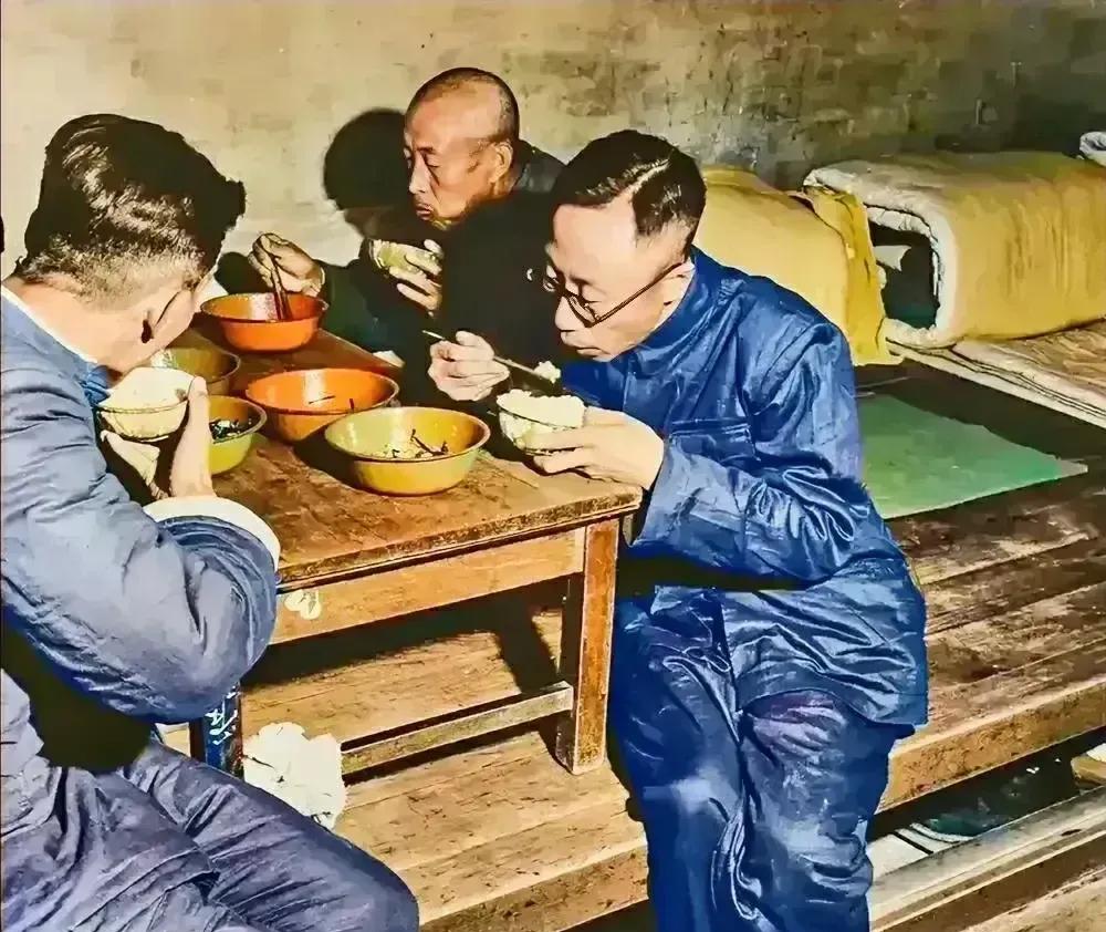 1959年，结束改造回到北京，并担任文史馆员的末代皇帝溥仪，听说原来宫里那些阉了