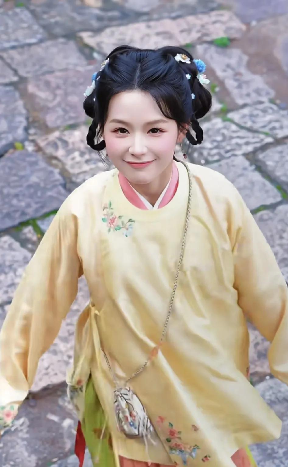 那次，出生北京的小姑娘演短剧出圈，于正觉得这女生一定是演员这块料，演戏一定爆，很