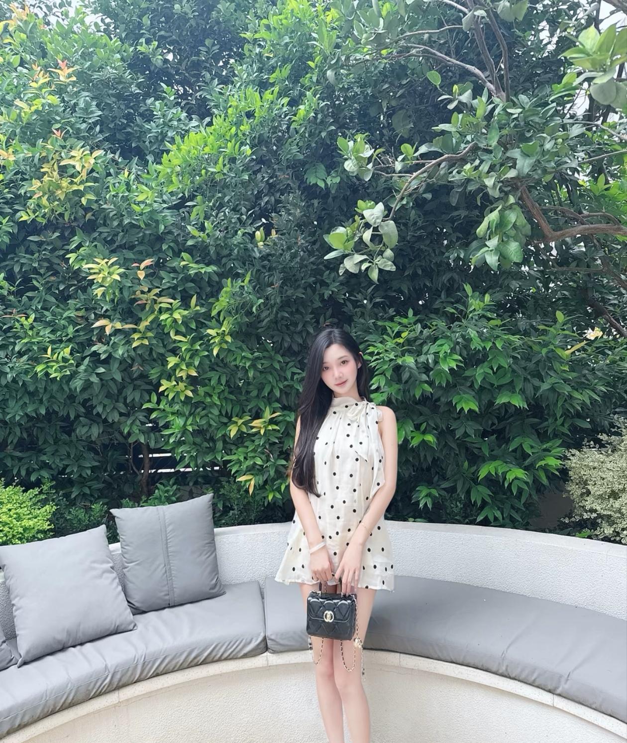 夏日清新穿搭，绿意盎然背景下的优雅时尚