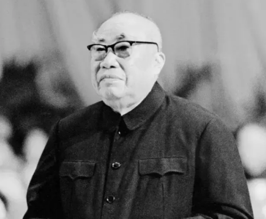 1965年的一个深夜，朱德正欲休息，突然一通电话打来，令他顿时慌了神。 朱