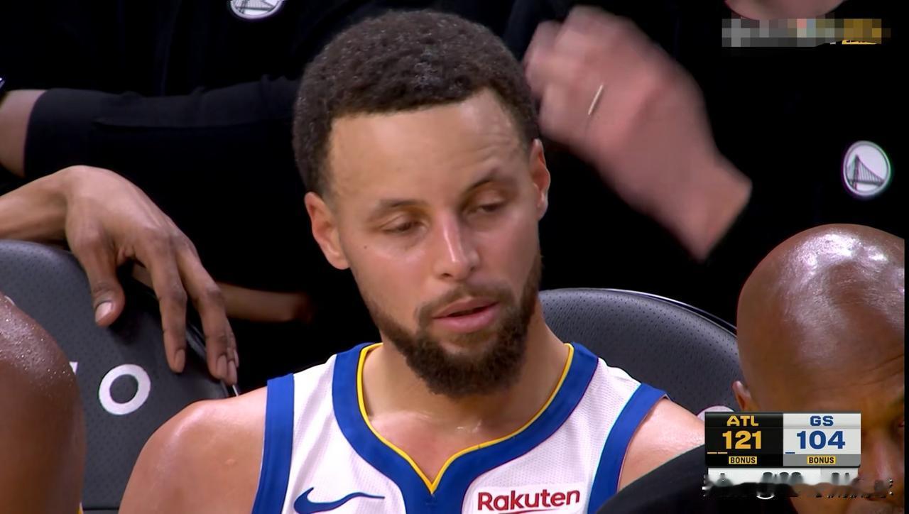 勇士老将库里真是太让人心疼了！在今天勇士主场迎战老鹰的比赛中，当时距离全场比赛结