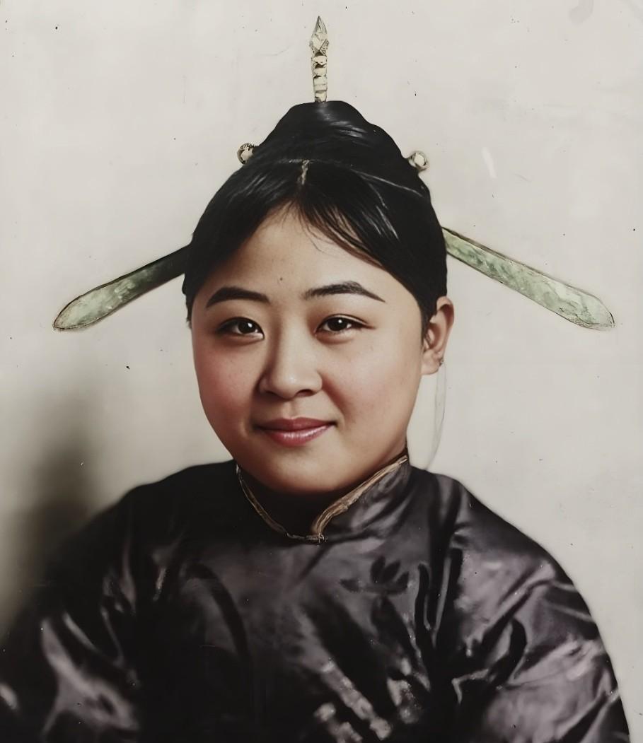 照片上这名温婉娴静、端庄优雅的女子是20世纪30年代福建福州的妇女。看她五官精致