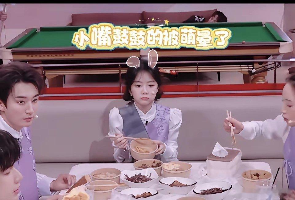 感觉谭松韵来湖南台就是回娘家啊，她每次和何老师在一起的时候，画风都莫名温暖。之前