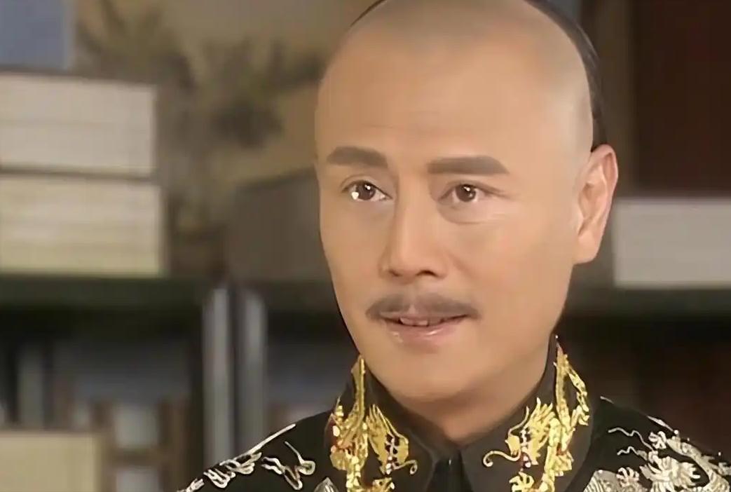 公元1636年，盛京。皇太极真正狠的一刀，没砍向明军，先砍向了自家门匾。后金变大