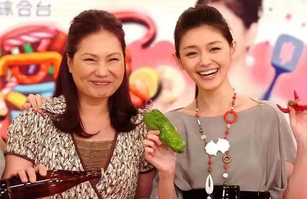 马筱梅生孩子，S妈急了！S妈发文说自己和女婿具俊晔去看了大S的雕塑，还说以后会