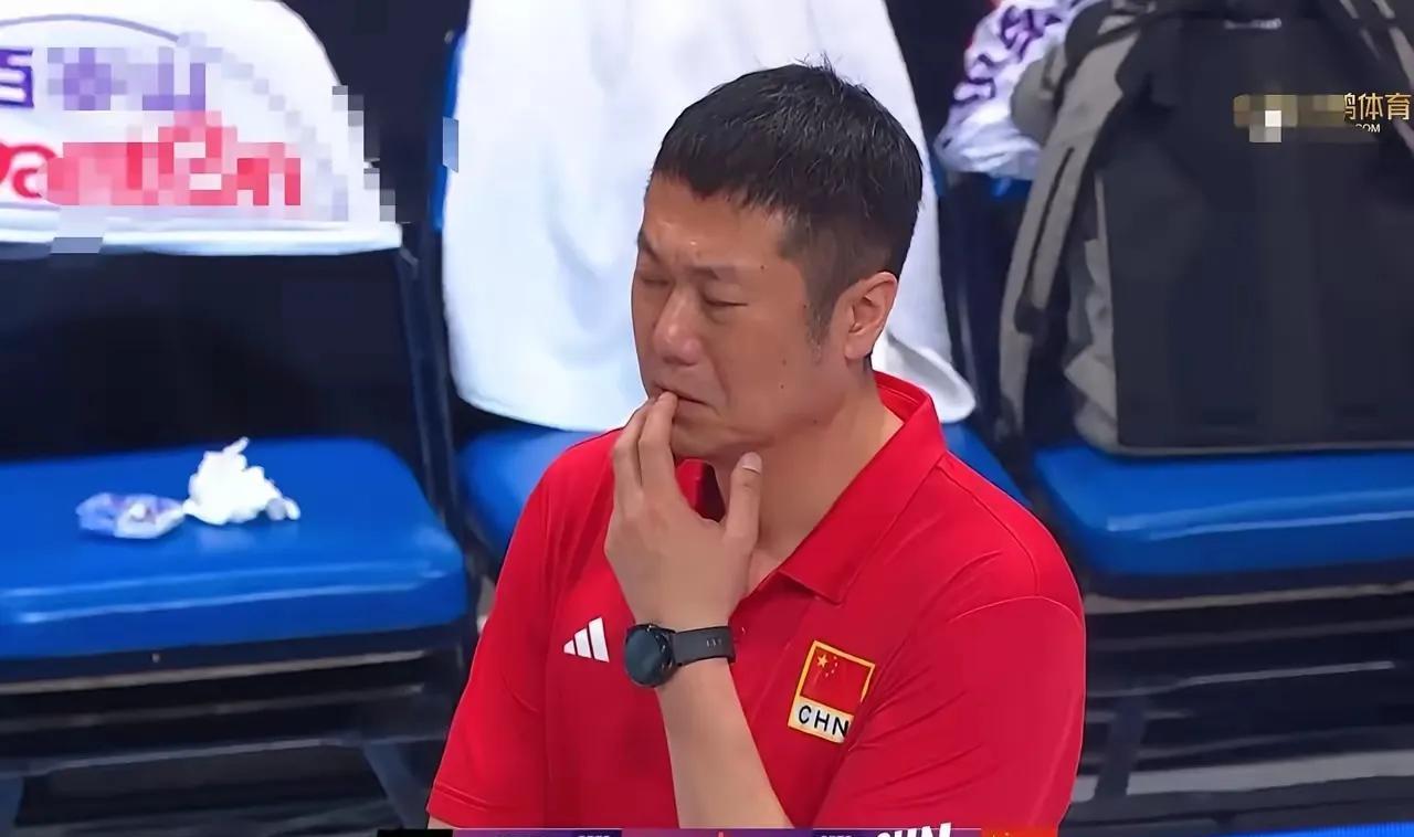 有点儿佩服赵勇了赵勇是在球迷们的一片质疑声中接过的中国女排的教鞭，是在