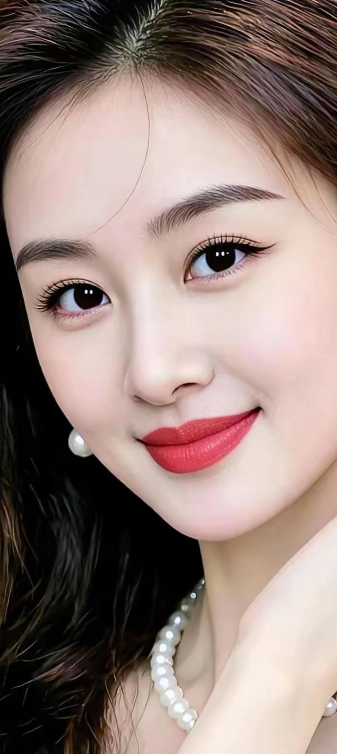 甜美红唇，珍珠项链，优雅气质，完美妆容，女神范儿十足！