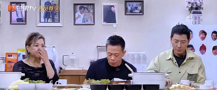 别人聊发福遮遮掩掩，李静聊发福像在播天气预报：“我从43岁开始，每年涨几斤。”