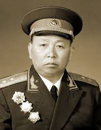 1935年长征过草地，詹才芳撞见几名战士打算把一名重病号留在草地。思索过后，他没
