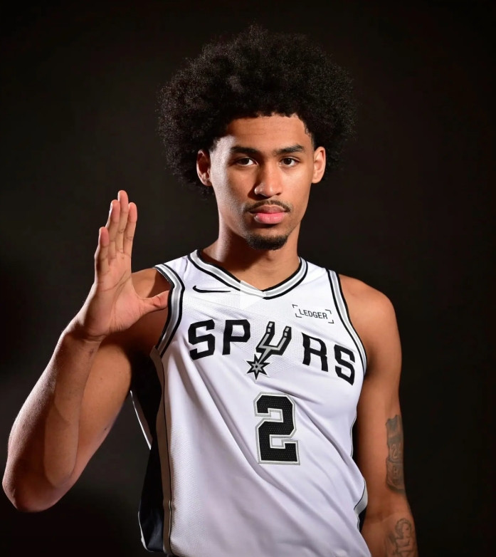 哈珀除了投篮，其他都不用担心对比卡斯尔吧。哈珀的潜力肯定在卡斯尔之上，选秀大年