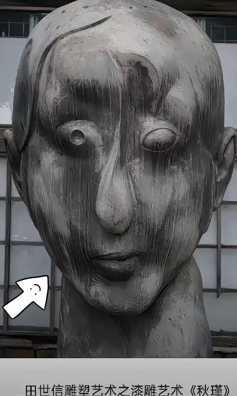 猛地一看这尊雕像，后背直冒凉气。​以为是哪朝刚出土的“镇墓兽”，定睛一瞧，竟