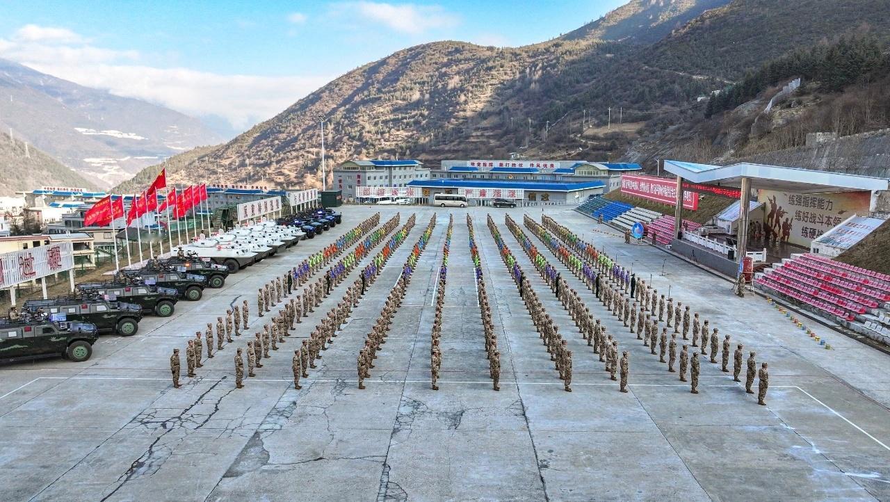 四川总队某机动支队；这山疙瘩，一眼四川二机。