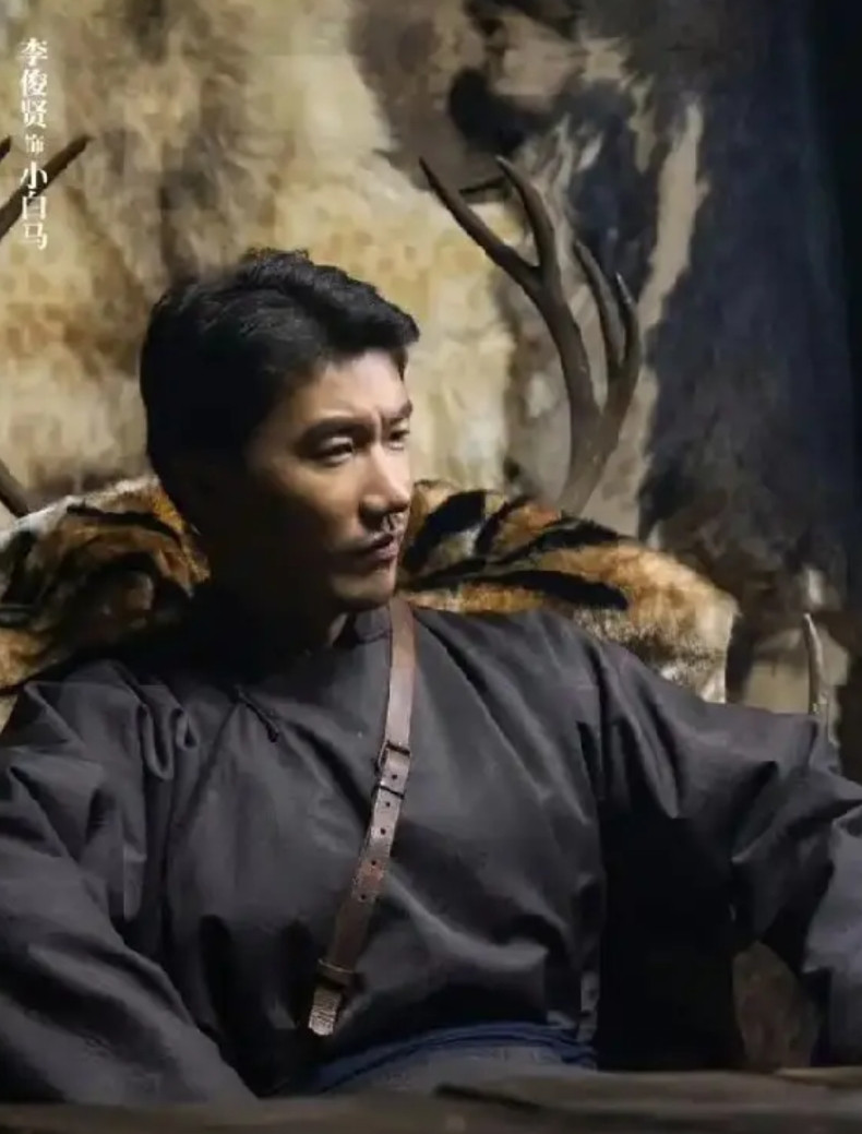 《归队》大结局太残忍；小白马花儿壮烈牺牲组建队伍后，小白马与花儿英勇抗日。但