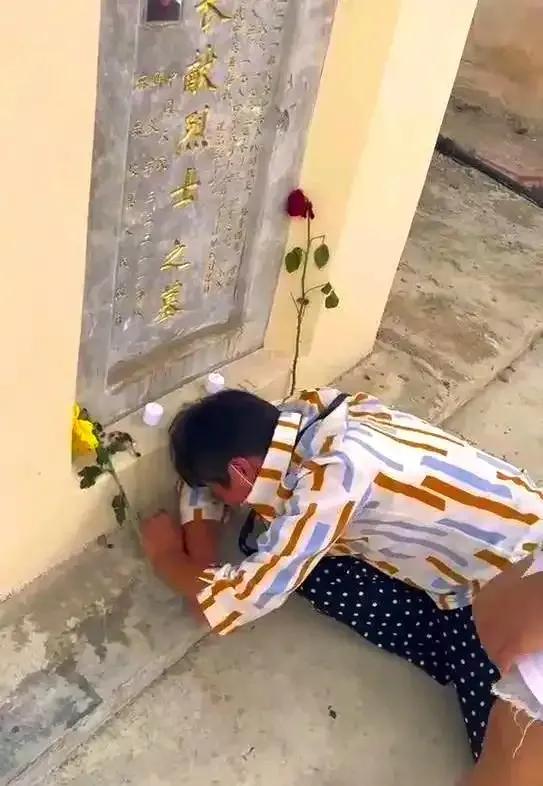 1984年，新婚三天的丈夫，上前线打仗不幸牺牲。不料，她的妻子却立马改嫁给了他的