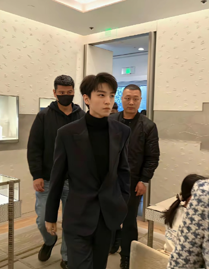 王俊凯自从不火之后，好像面相都变了！​这是最近王俊凯的现场照片，怎么看都和以前